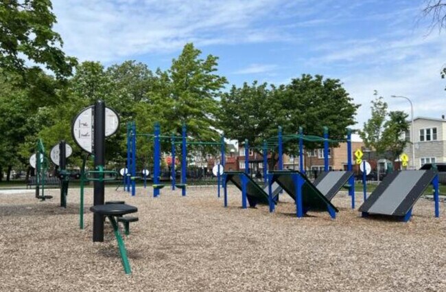 Building Photo - 2959 N Springfield Ave