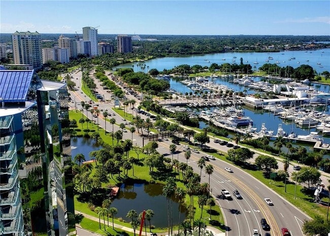 Sarasota Bay - 1 mile away - 850 S Tamiami Trl
