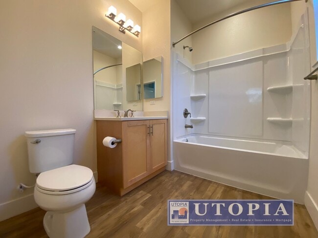 Building Photo - Beautiful and Spacious 3-bedroom, 3.5-bathroom Townhouse Located in the heart of Seabright.