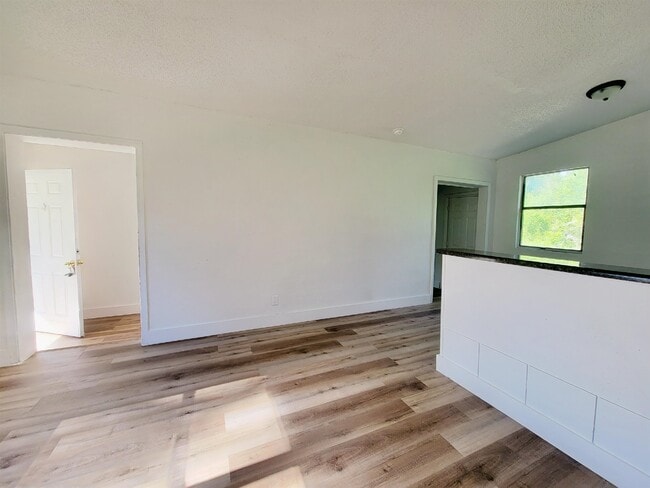 Building Photo - 906 N Veterans Dr