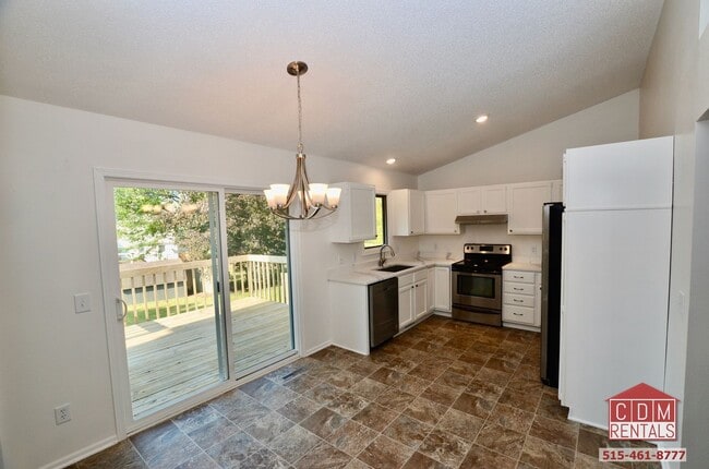 Building Photo - Wonderful West Des Moines Home