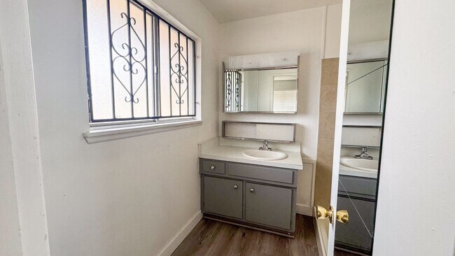 Building Photo - 50 Shadow Ln