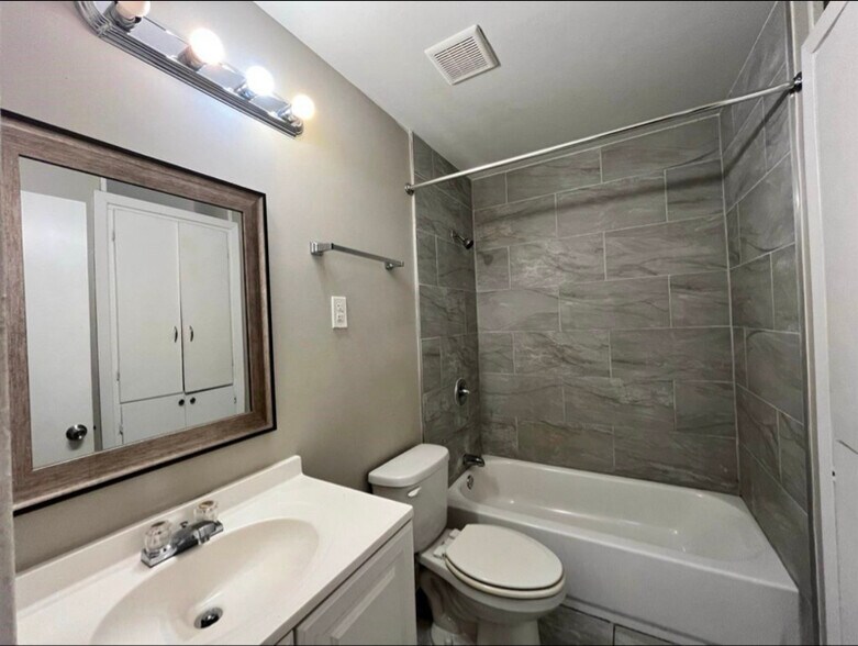 Building Photo - 1463 Merrycrest Dr