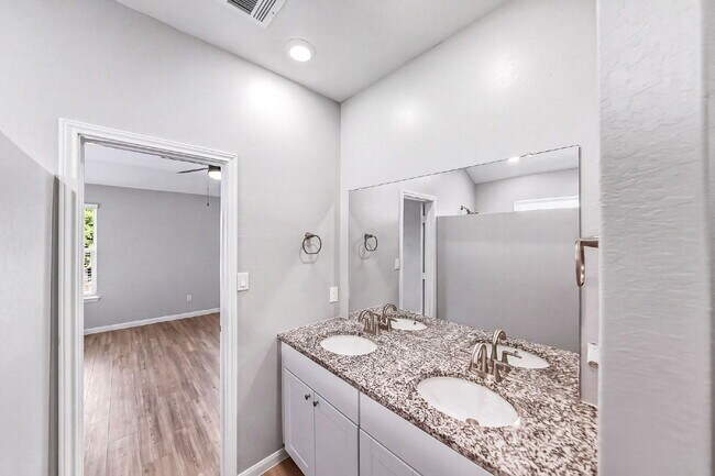 Building Photo - NO CARPET! Up to 1 Month Free Rent with 18-24 Month Lease! No Security Deposit Programs Available.