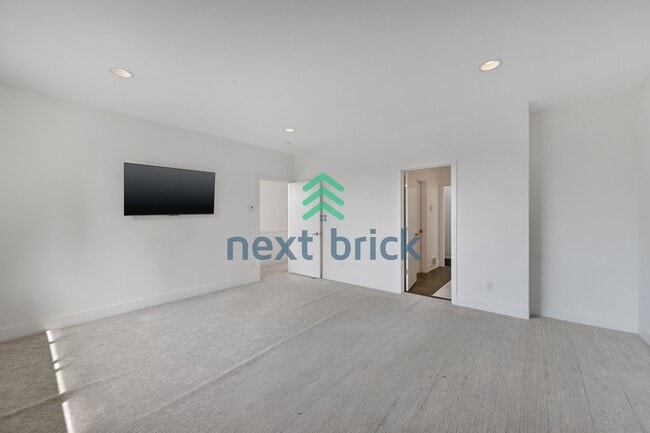 Building Photo - "Spacious 4-Bedroom Seattle Home with 3 Full Baths and 2,420 Sq. Ft. of Comfort!"