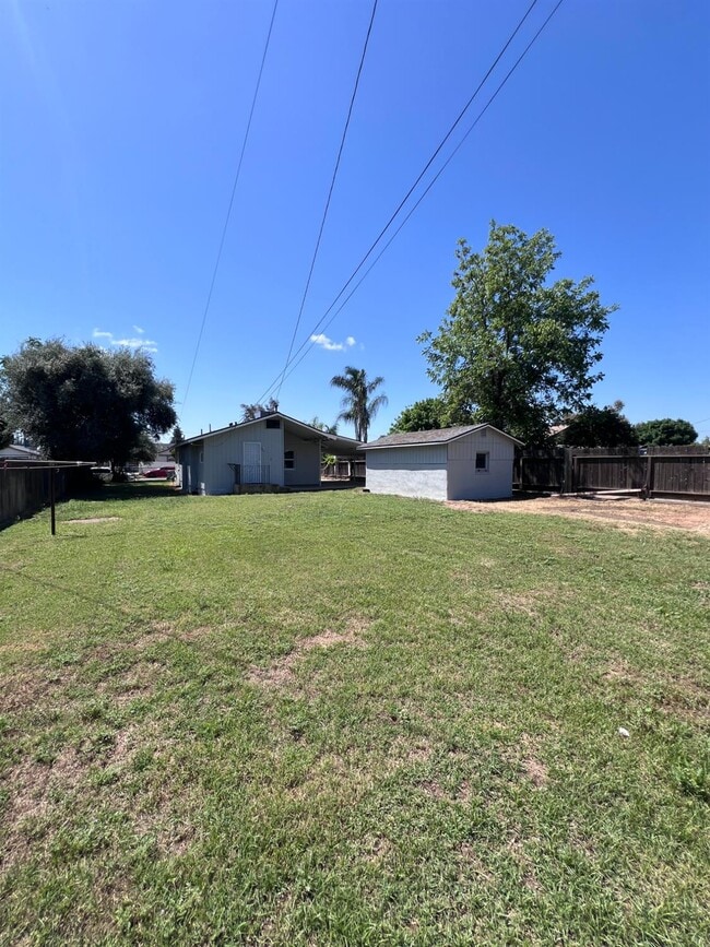 Building Photo - 230 W Pinedale Ave