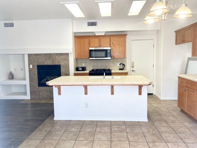 Building Photo - Spacious 4/2.5 off Fig Garden Loop