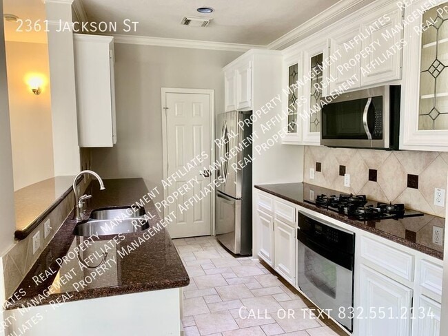 Building Photo - Middle Stunner