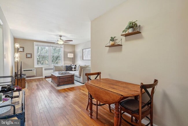 Primary Photo - 216 N George Mason Dr