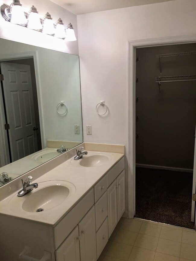Building Photo - 3 Bedroom Townhome in Lynchburg