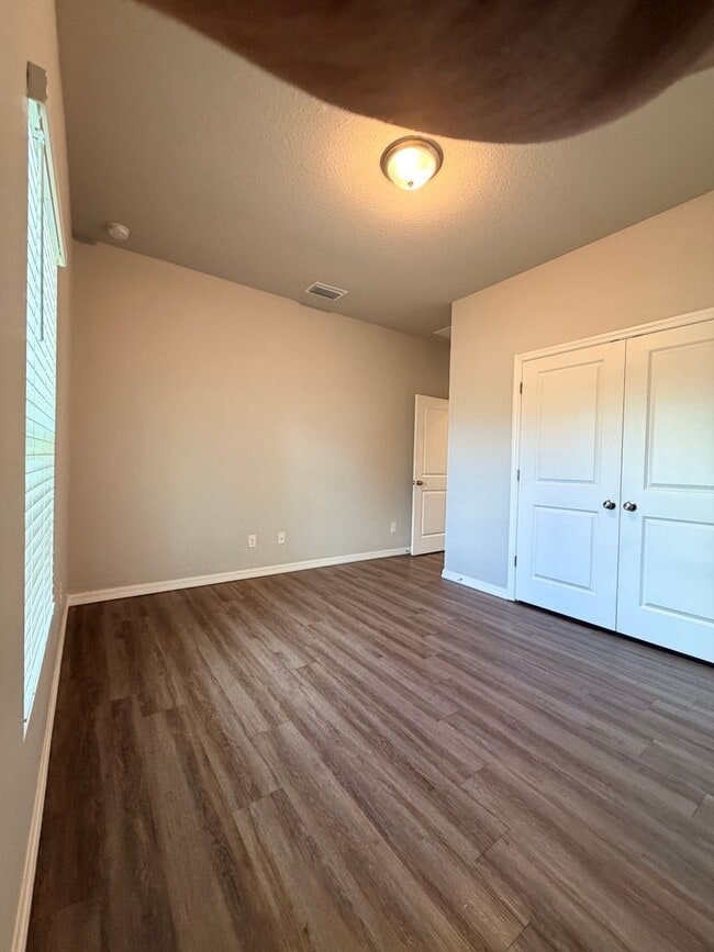 Building Photo - 3 bedrooms and 2 baths! FRESHLY RENOVATED!