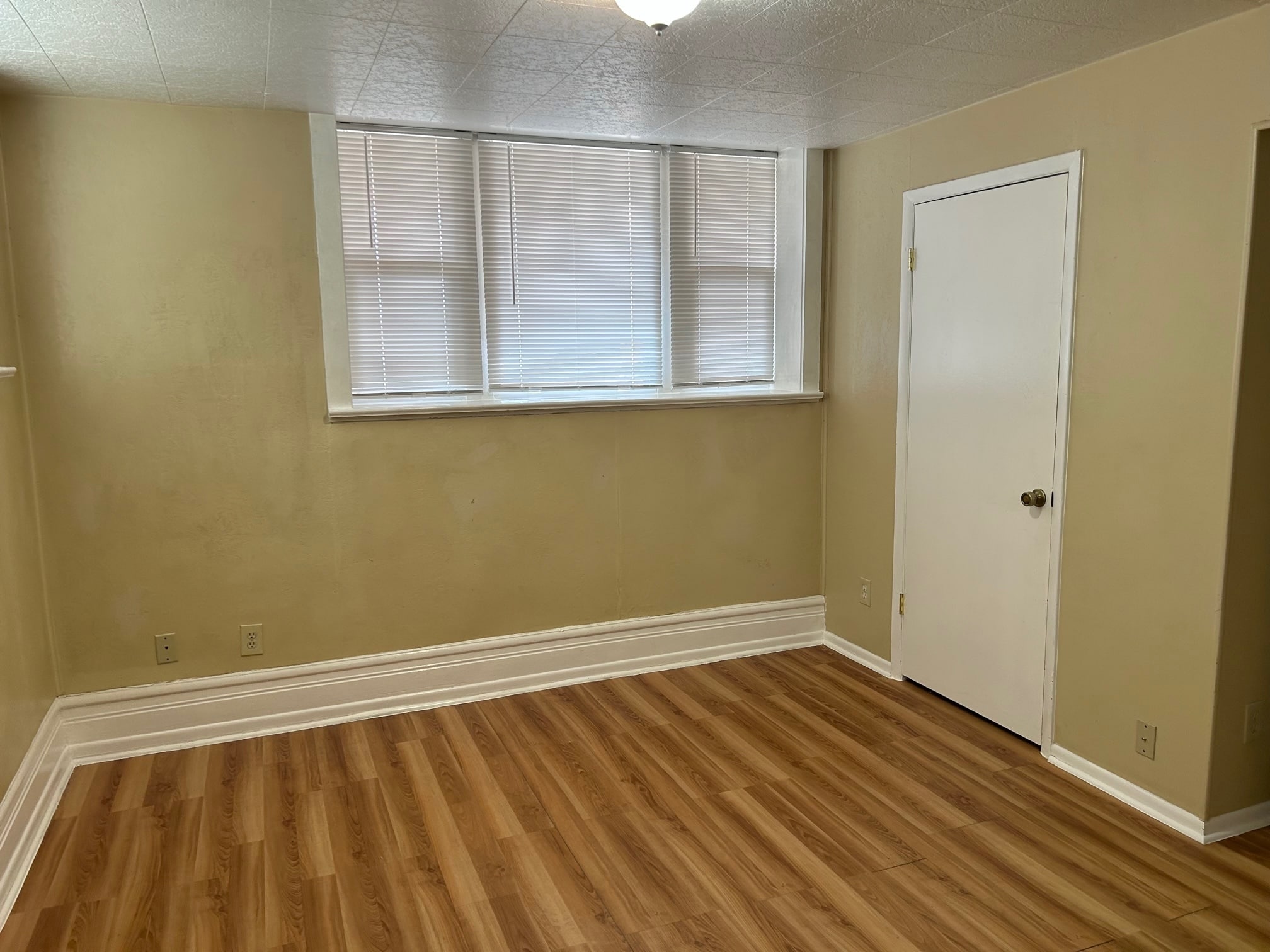 Room-Closet - 251 E Broadway