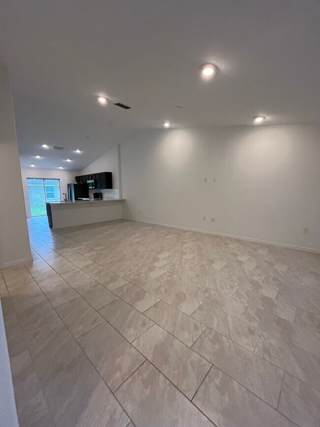 Building Photo - NEWER Duplex 4 Bed 2 bath on Cul-de-sac!!!