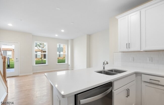 Building Photo - 5 Sadie Cir