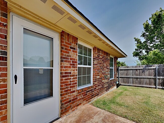 Building Photo - 2165 Robin Ridge Ln