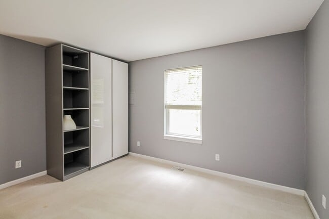 Building Photo - Move in Special! Ravensdale 3 Story,on shy...