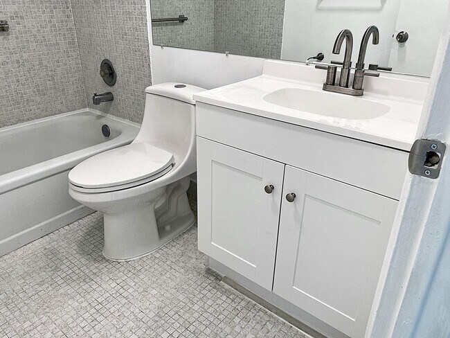 Building Photo - 98 Tilford Pl