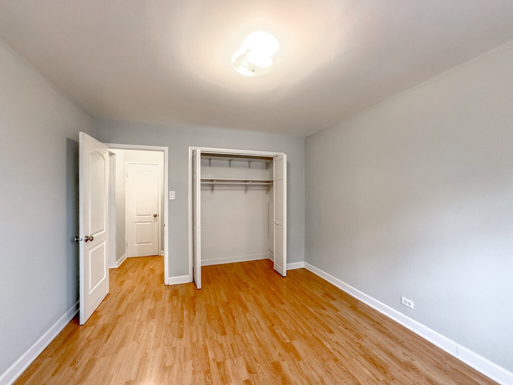 Building Photo - 429 W Wellington Ave