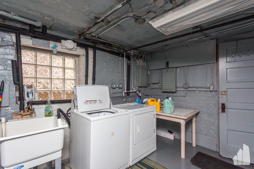 Building Photo - 2436 W Diversey Ave