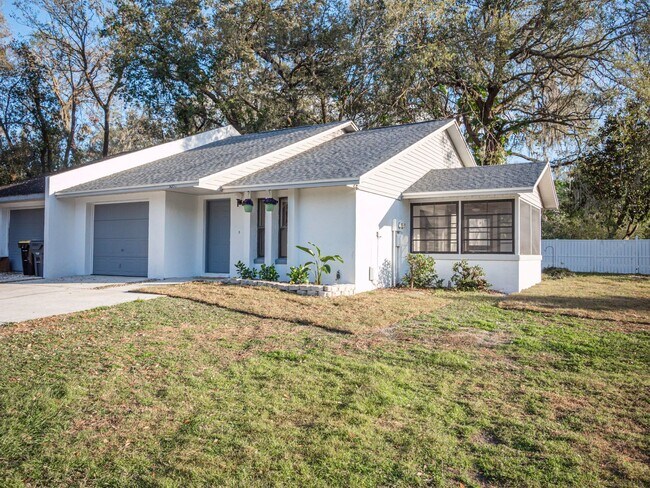 Building Photo - South Lakeland Duplex!