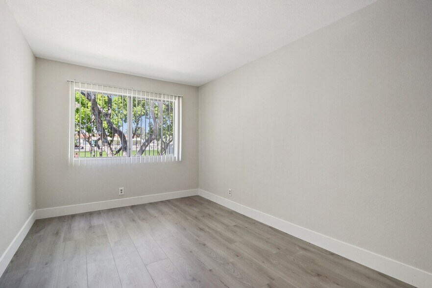 Building Photo - 421 N Kenneth Rd