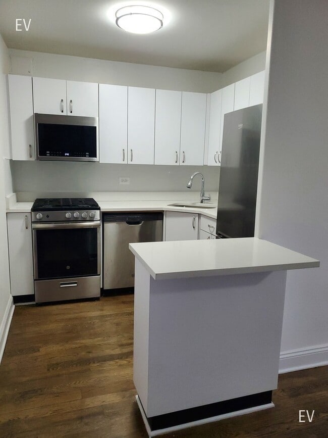 Building Photo - 145 E 16th St