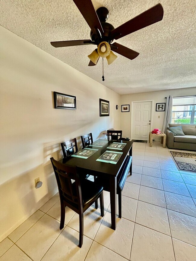 Building Photo - Seasonal Rental in Stuart