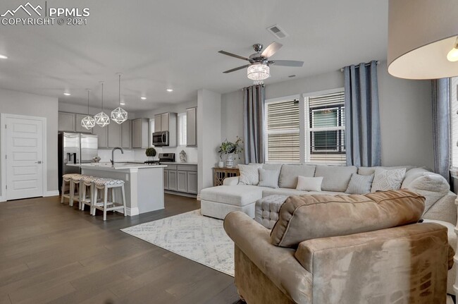 Building Photo - Beautiful and Newer 3 Bedroom Townhome in ...