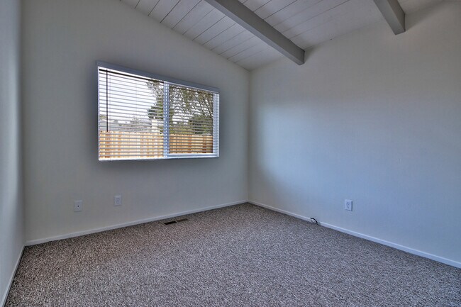 Building Photo - Mar Vista Dr.- Duplex