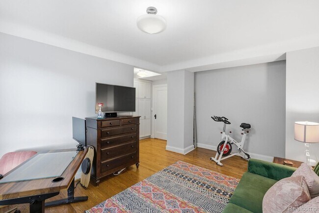 Building Photo - 15 E Kirby St