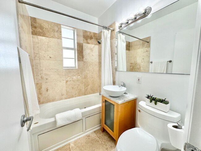 Building Photo - LARGE 1 BEDROOM FULLY FURNISHED IN WATERFR...