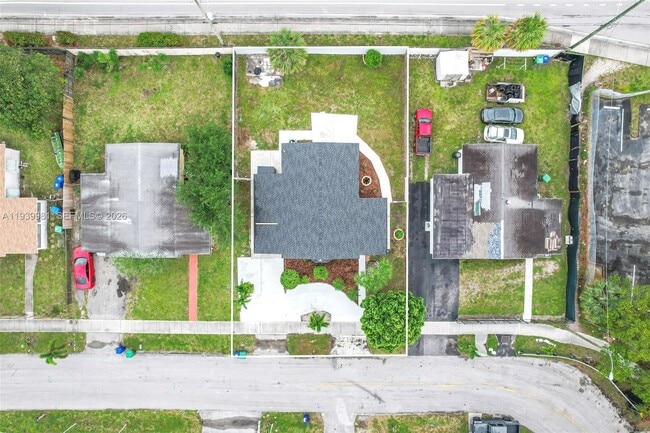 Building Photo - 2911 NW 5th Ct