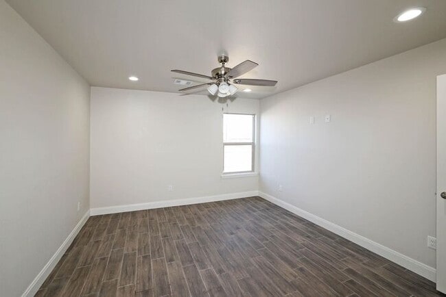 Building Photo - 7629 Woodford Ave