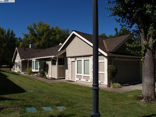Building Photo - 647 Doral Dr