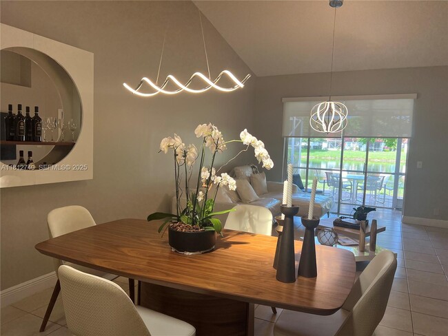 Building Photo - 18428 Vía Di Regina