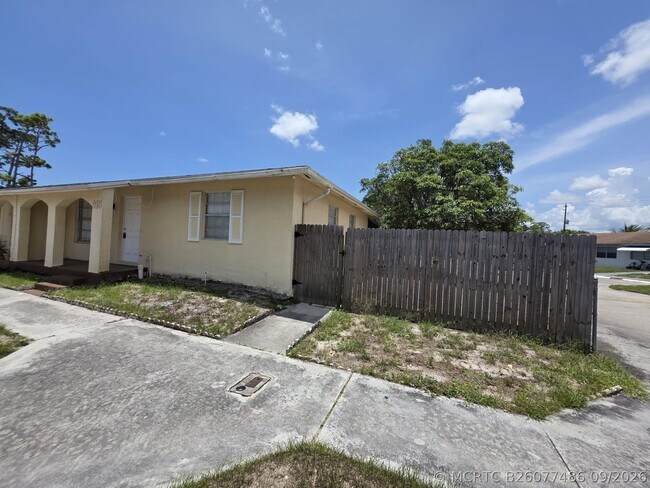 Building Photo - 978 Sumter Rd W