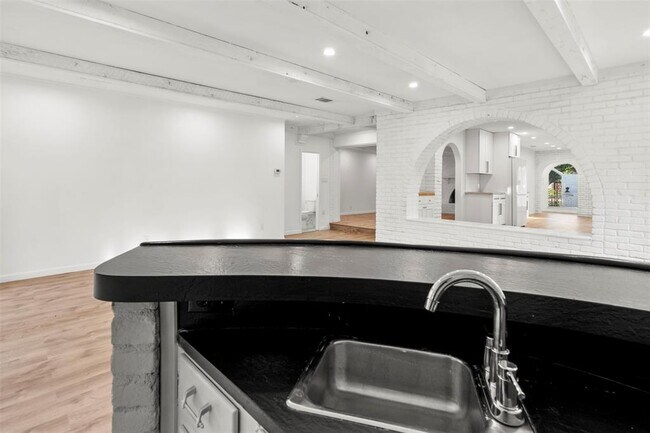 Building Photo - 4202 N Hills Dr