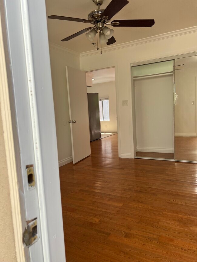 Building Photo - 940 N Serrano Ave