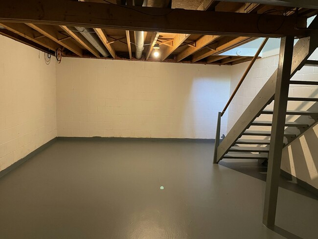 Building Photo - 4165 W Ridge Rd