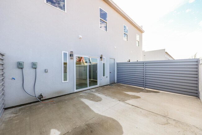 Building Photo - 1011 Emerald Valley Dr