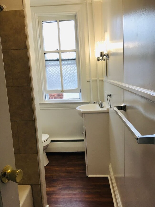 Building Photo - 2nd Floor 1 Bedroom West End of York City