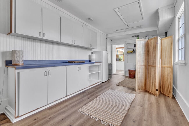 Building Photo - 405 Navarre St