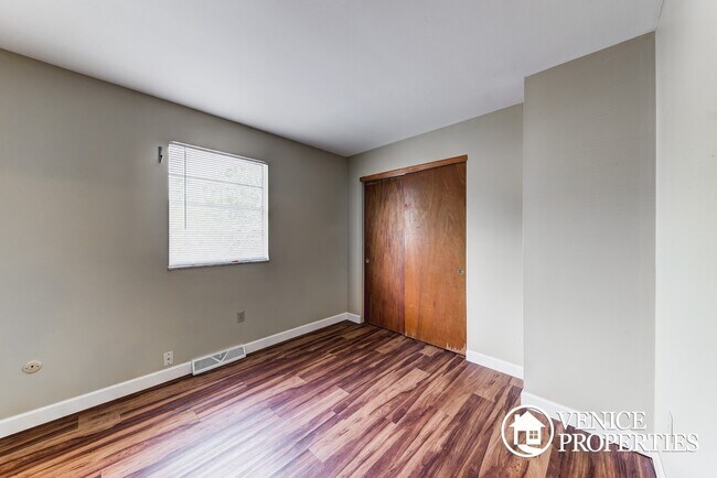 Building Photo - 2139 Summit St