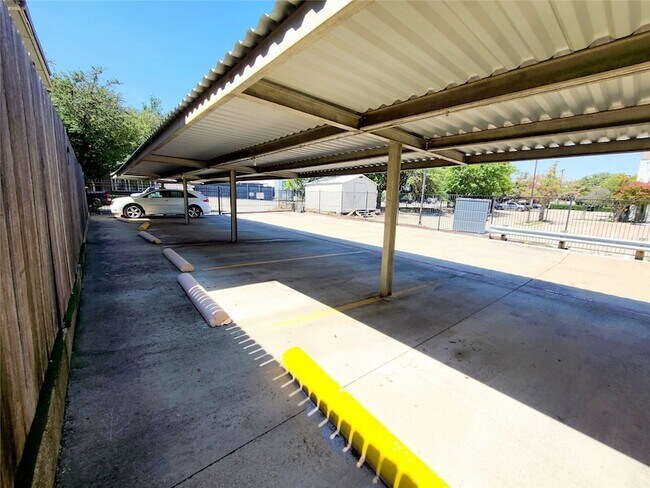 Building Photo - 10248 Regal Oaks Dr