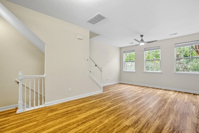 Building Photo - 230 Paradise Dr