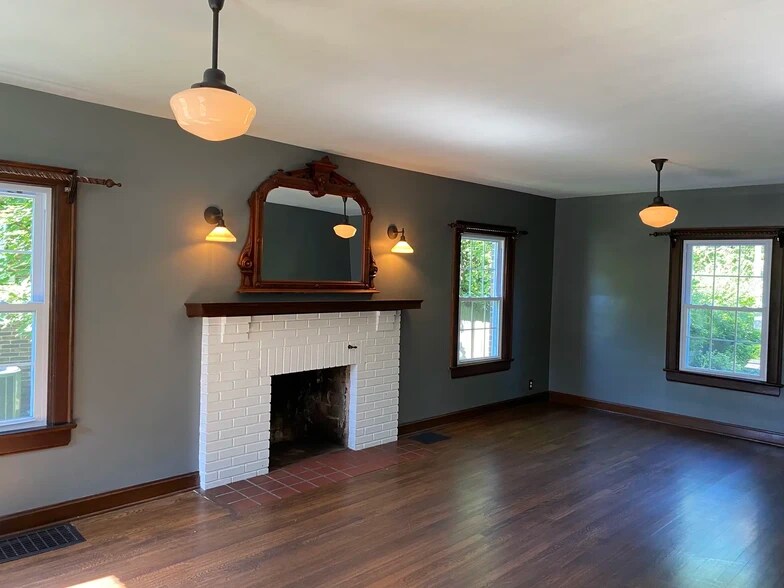 Building Photo - 806 S Woodlawn Ave