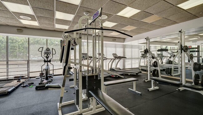 Building Photo - 2555 Collins Ave