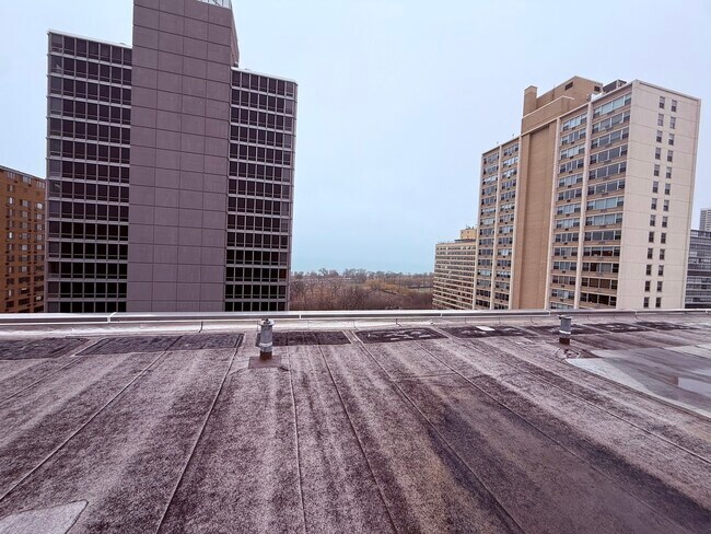 Building Photo - 3033 N Sheridan Rd