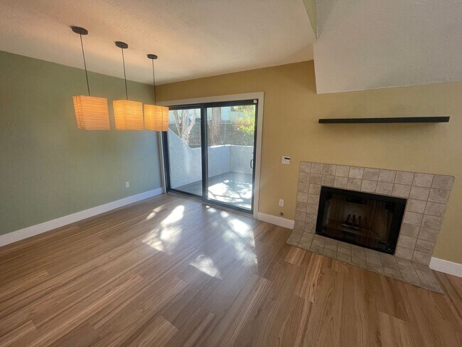 Building Photo - 325 N Melrose Dr