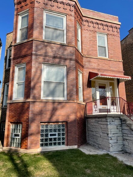 Building Photo - 3752 W Dickens Ave